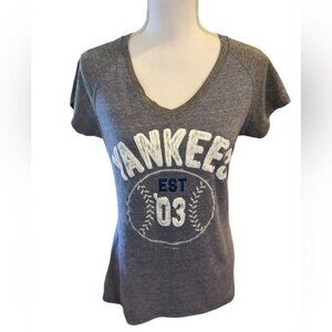 New York Yankees Short Sleeve T-Shirt Size Large Puff Accent Graphic Gray Blue